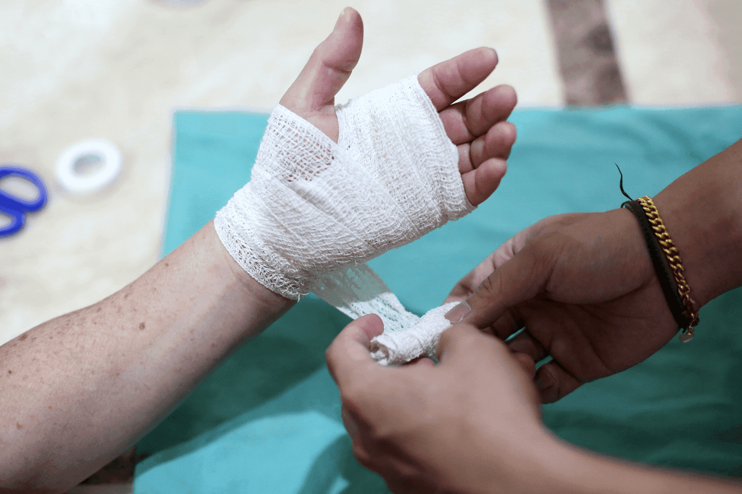 Arts verzorgt beetwond – medische hulp na hondenbeet