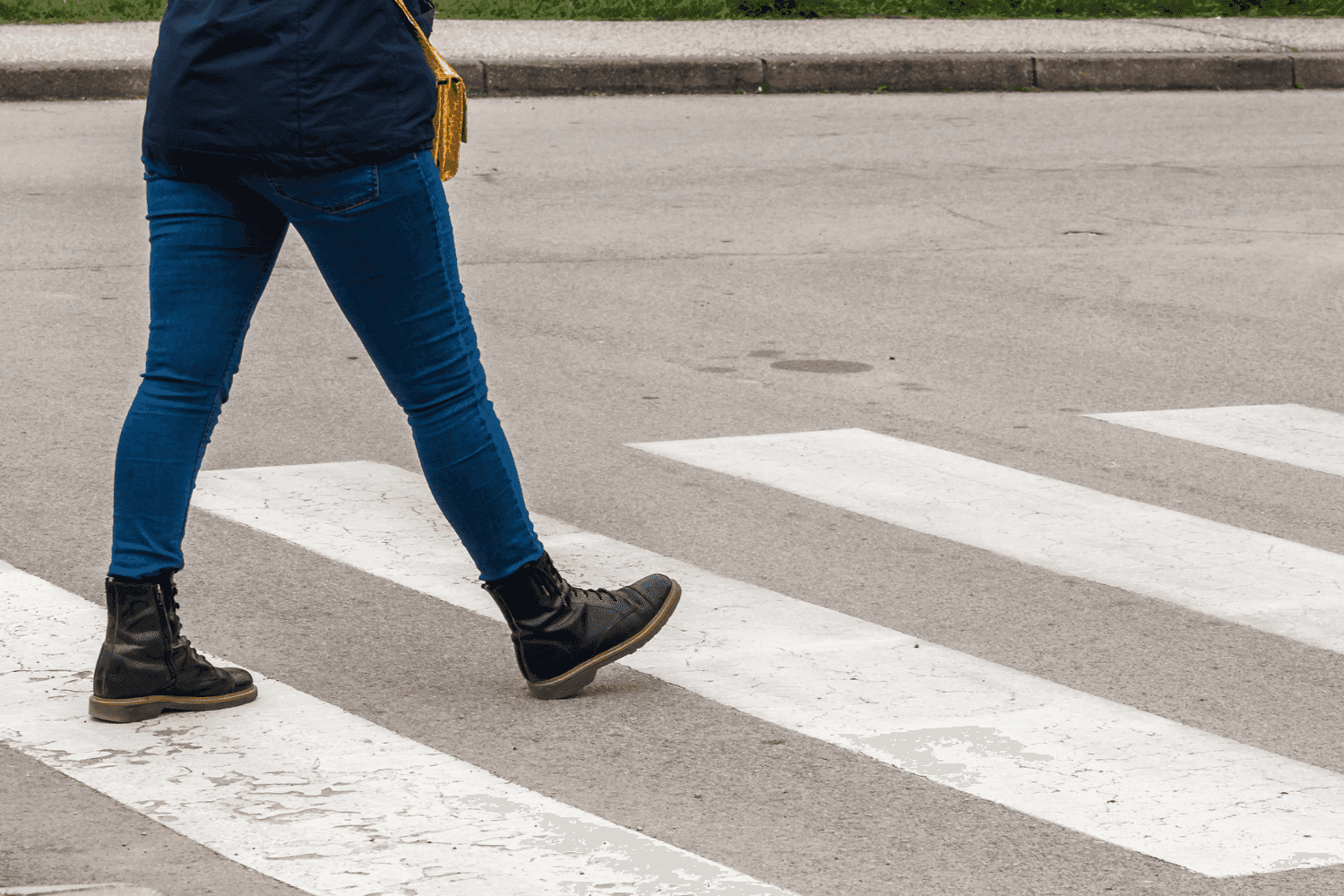 Voetganger aangereden op oversteekplaats